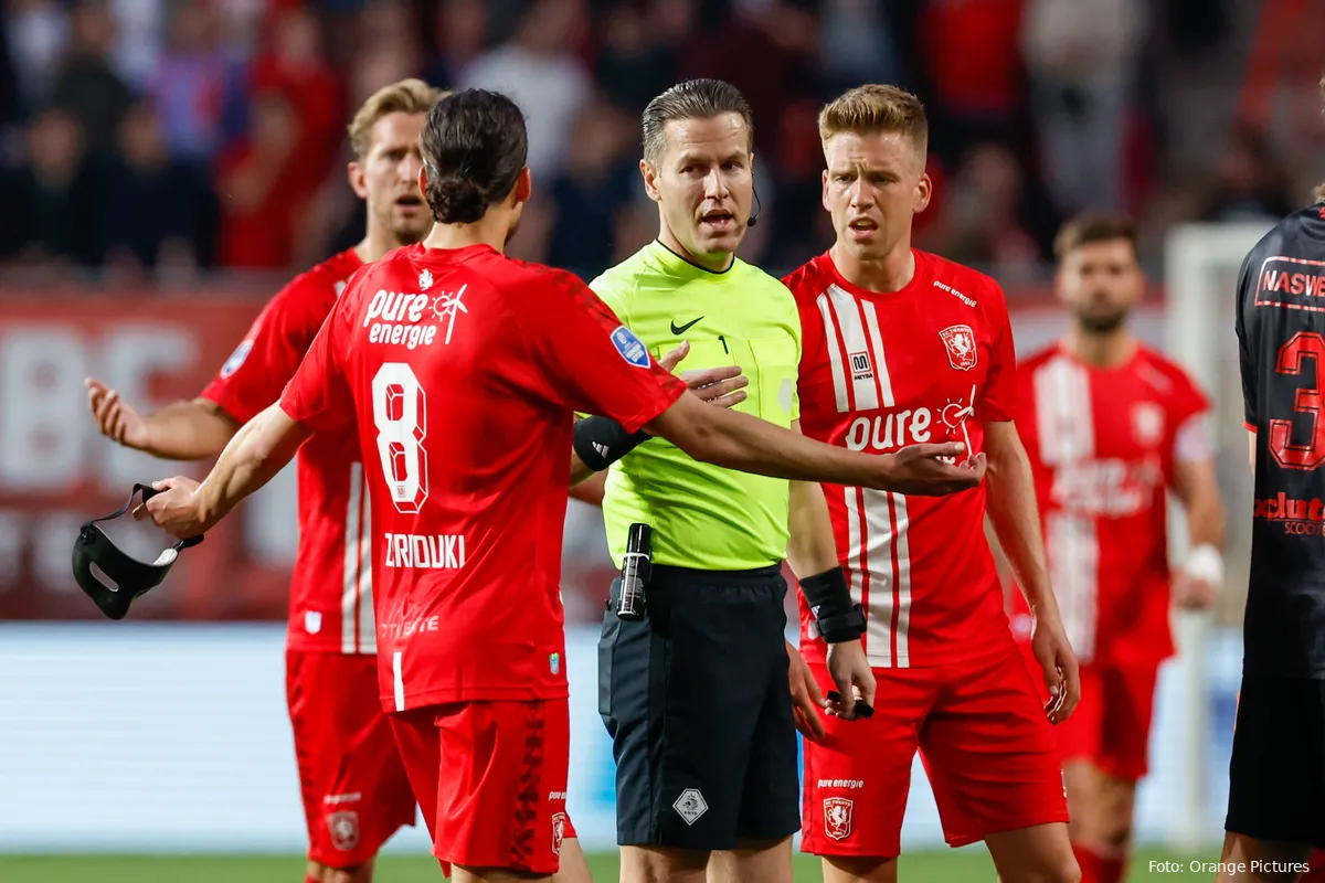Makkelie spreekt supporters aan na gooi-incident: "Drink je biertje op!"