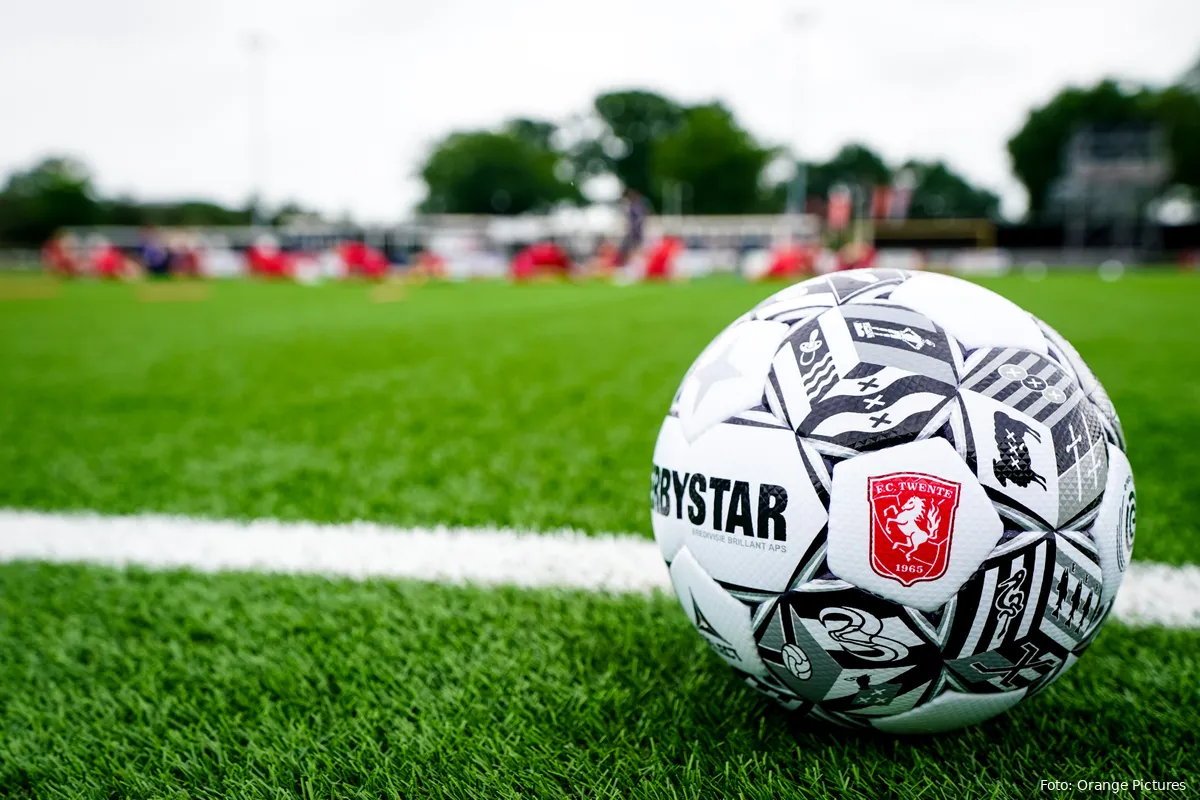 fc twente bal bij trainingscomplex veld
