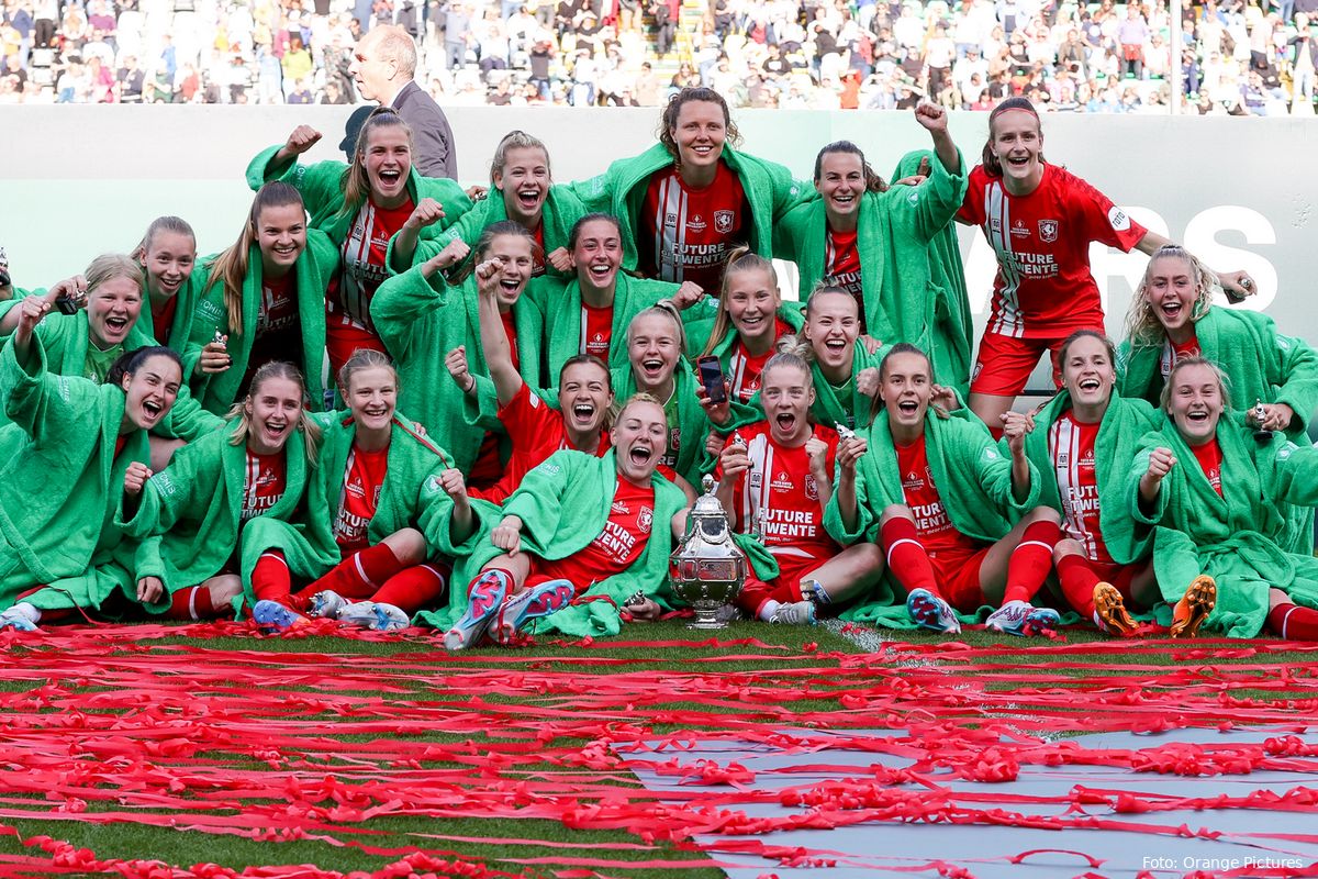 In beeld: Chaos en feest op het veld én in de kleedkamer na bekerwinst FC Twente (v)