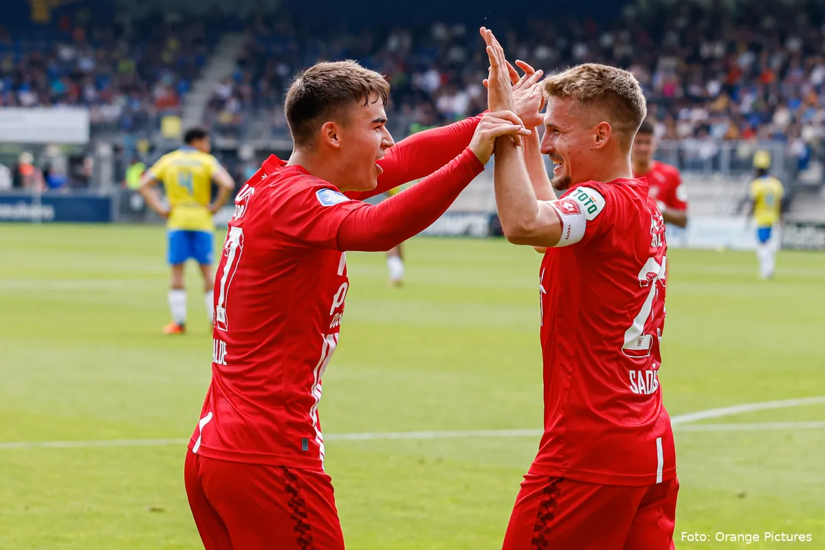 manfred ugalde michal sadilek lachen high five rkc waalwijk fc twente 2022 2023