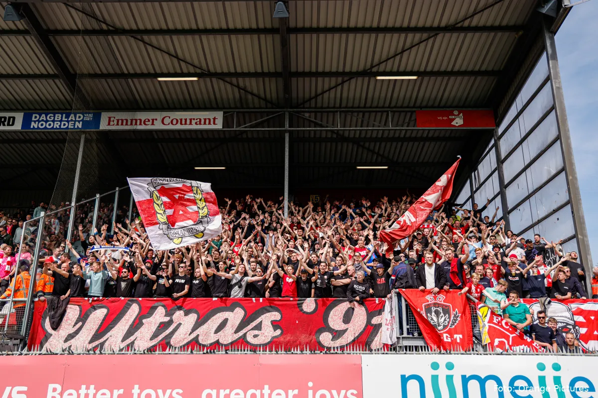 VAN BINNENUIT: Uitzinnig uitvak zingt, springt en juicht
