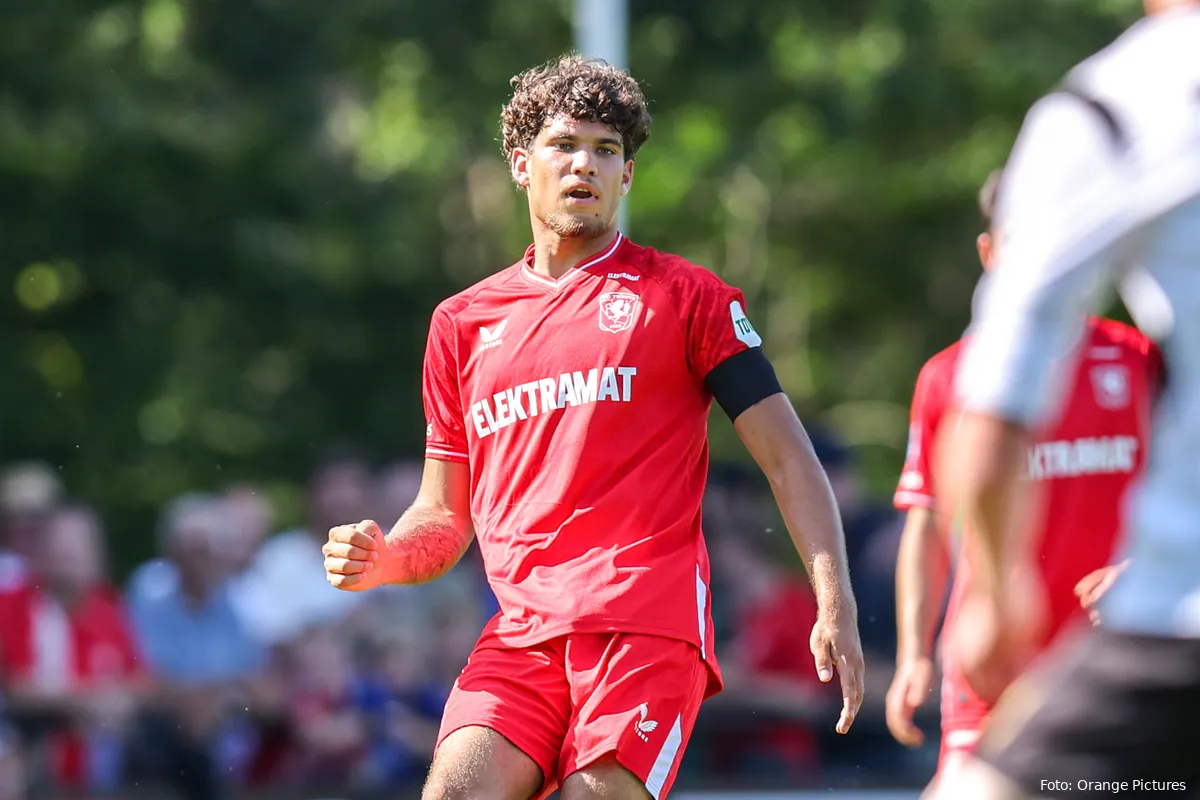 julien mesbahi fc twente rood zwart voorbereiding 2023