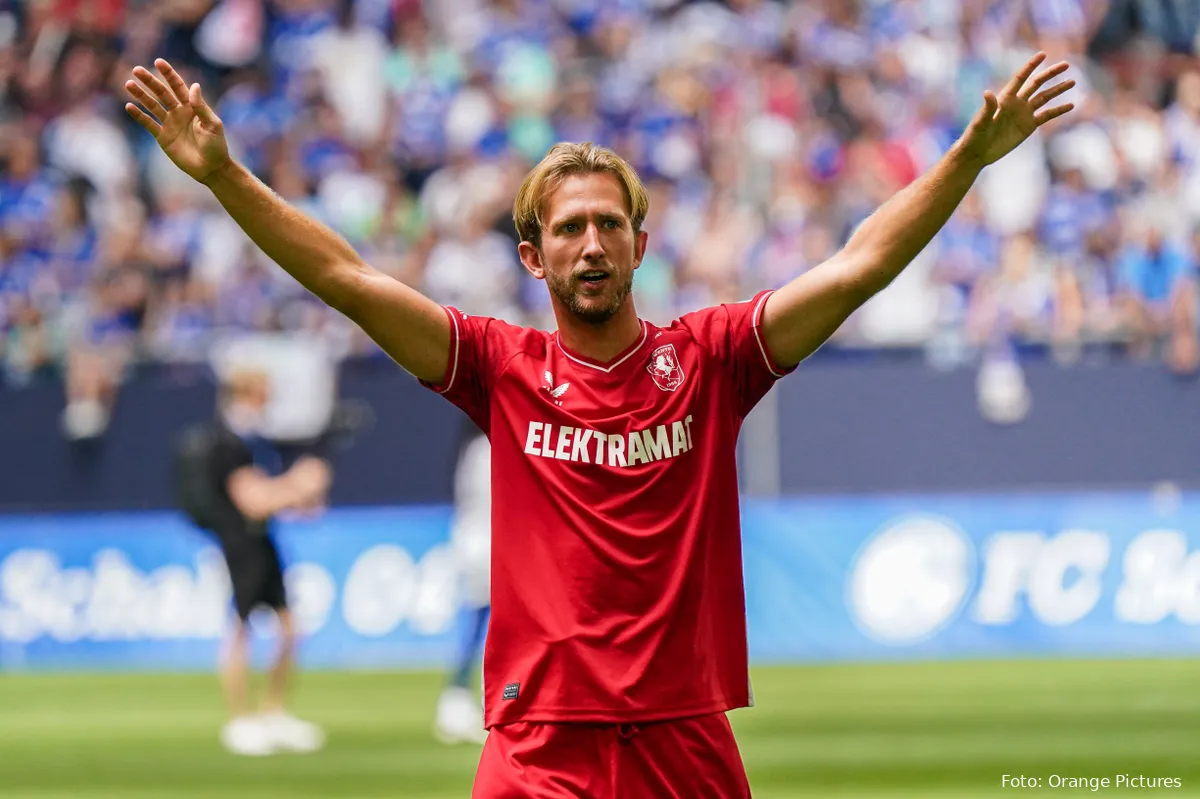 michel vlap armen in de lucht fc schalke 04 fc twente oefenwedstrijd seizoen 2023 2024