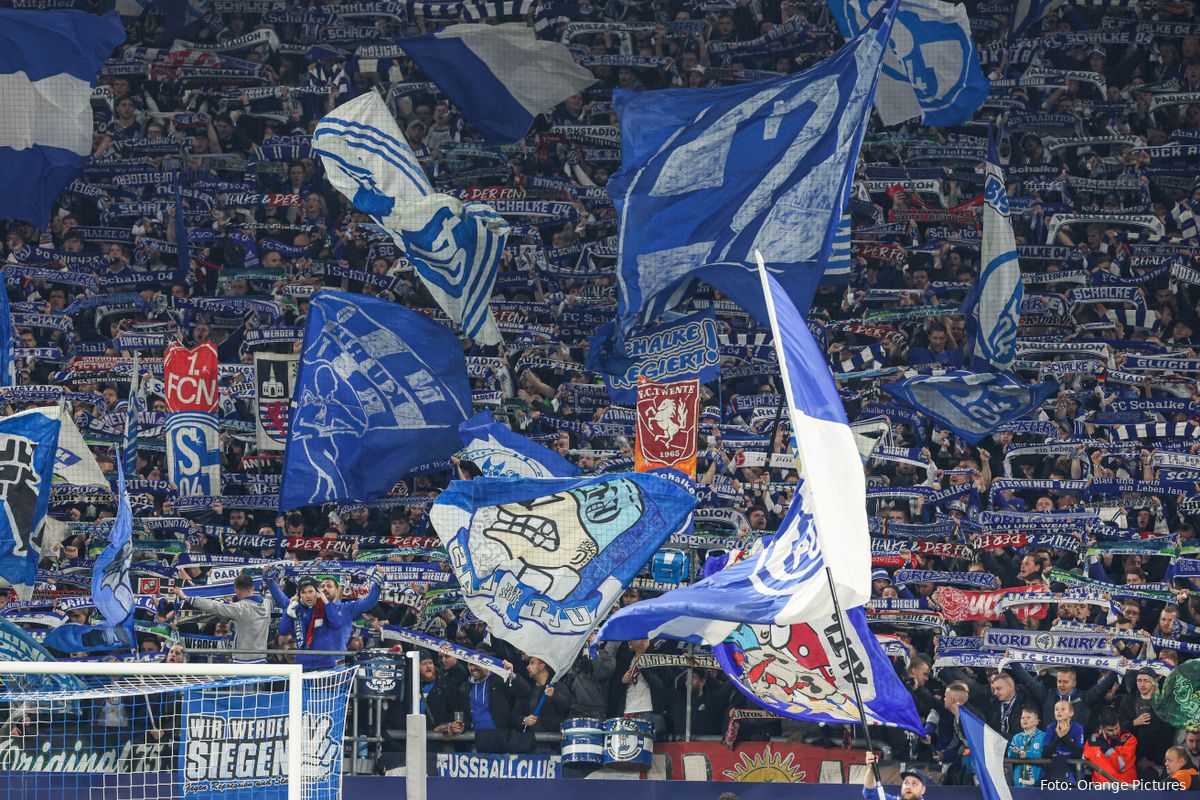 Kippenvel! Duizenden Schalke-fans zingen 'Come on Twente Enschede'