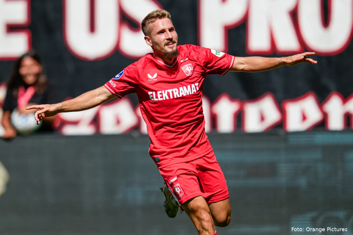michal sadilek juicht armen wijd fc twente pec zwolle 2023 2024