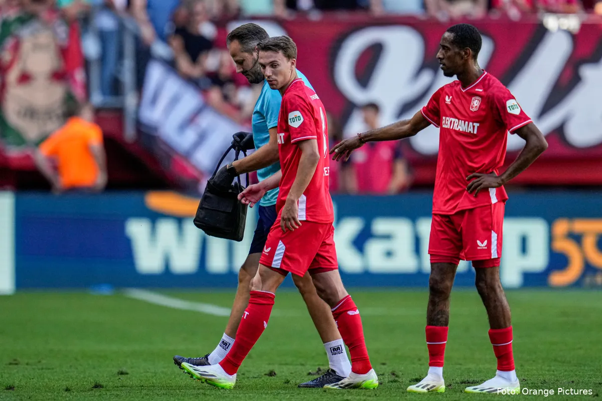 youri regeer joshua brenet geblesseerd blessure van het veld fc twente pec zwolle 2023 2024