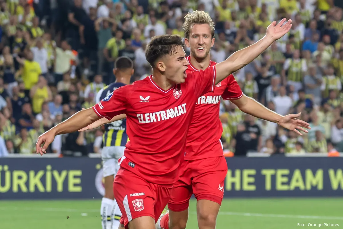 manfred ugalde close up juicht fenerbahce fc twente uecl 2023 2024