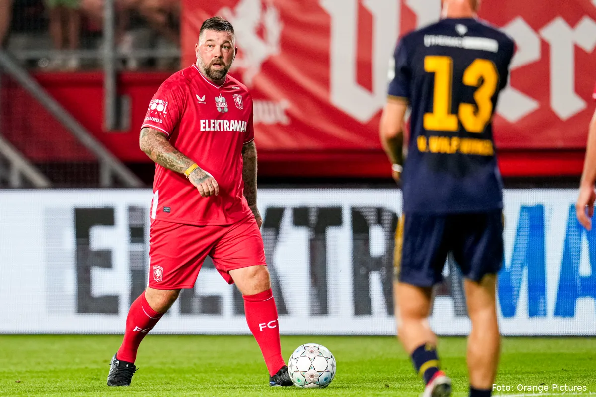 theo janssen kijkt aan de bal afscheidwedstrijd wout brama 2023