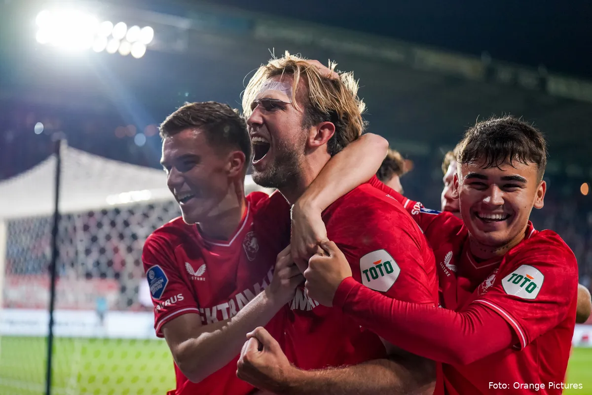 michel vlap manfred ugalde daan rots fc twente sc heerenveen juichen 2023 2024