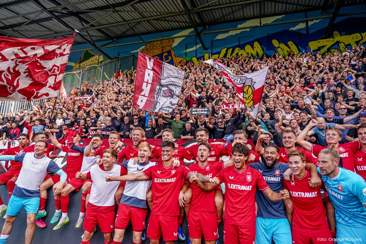 supporters en spelers uitvak vieren overwinning fortuna sittard fc twente 2023 2024