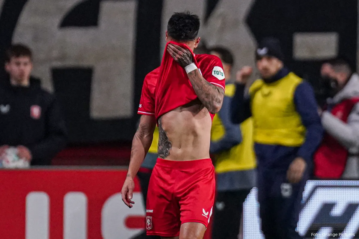 mees hilgers twente psv rood shirt over gezicht 2023