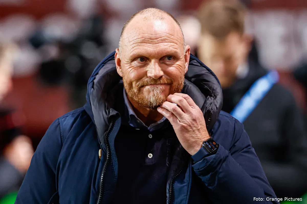 oosting trainer fc twente hand in baard 2023
