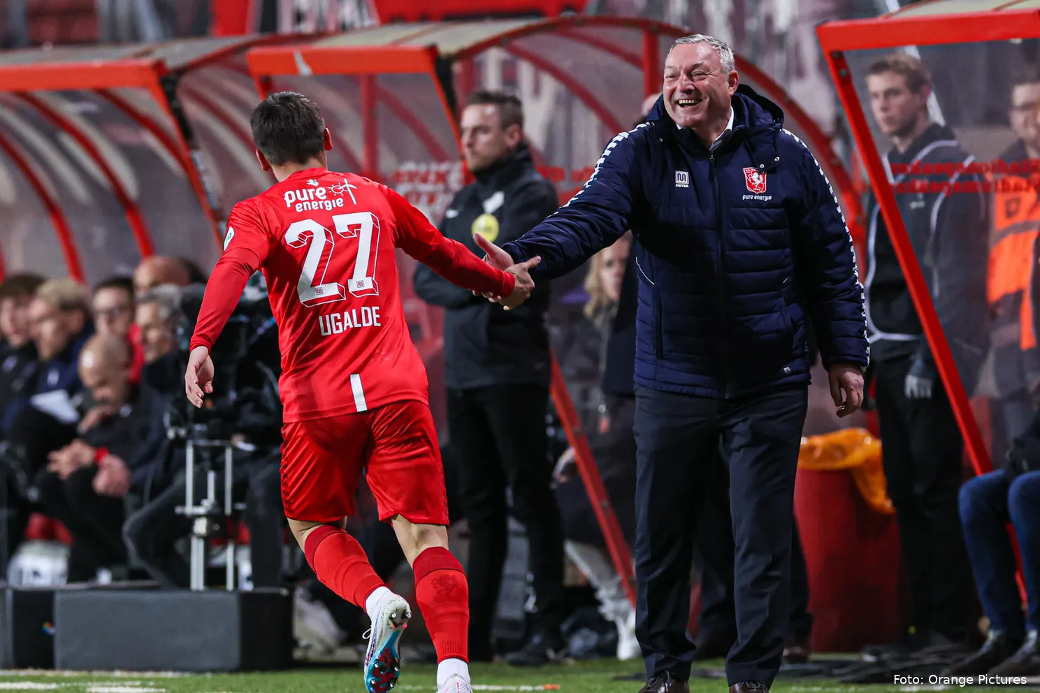 ron jans manfred ugalde high five blij fc twente sc heerenveen 2022 2023