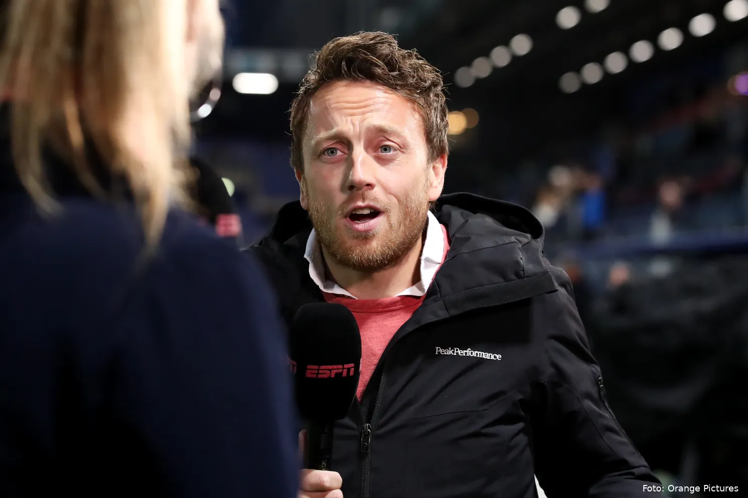 tijmen van wissing met espn microfoon