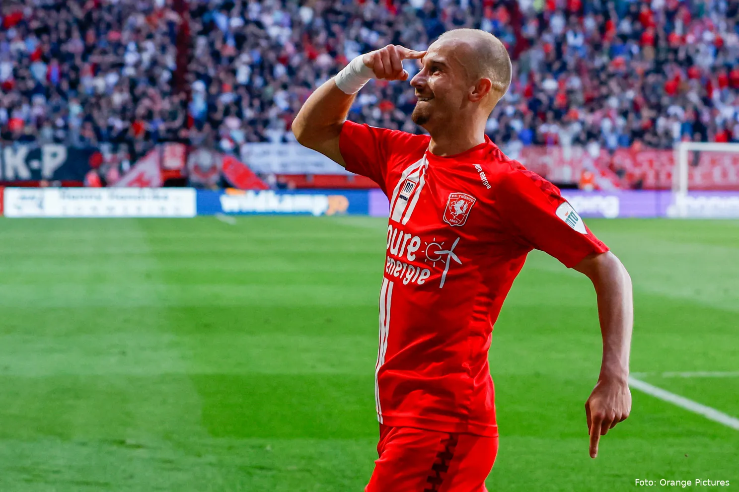 vaclav cerny juicht viert goal doelpunt vinger op hoofd fc twente nec nijmegen 2022 2023