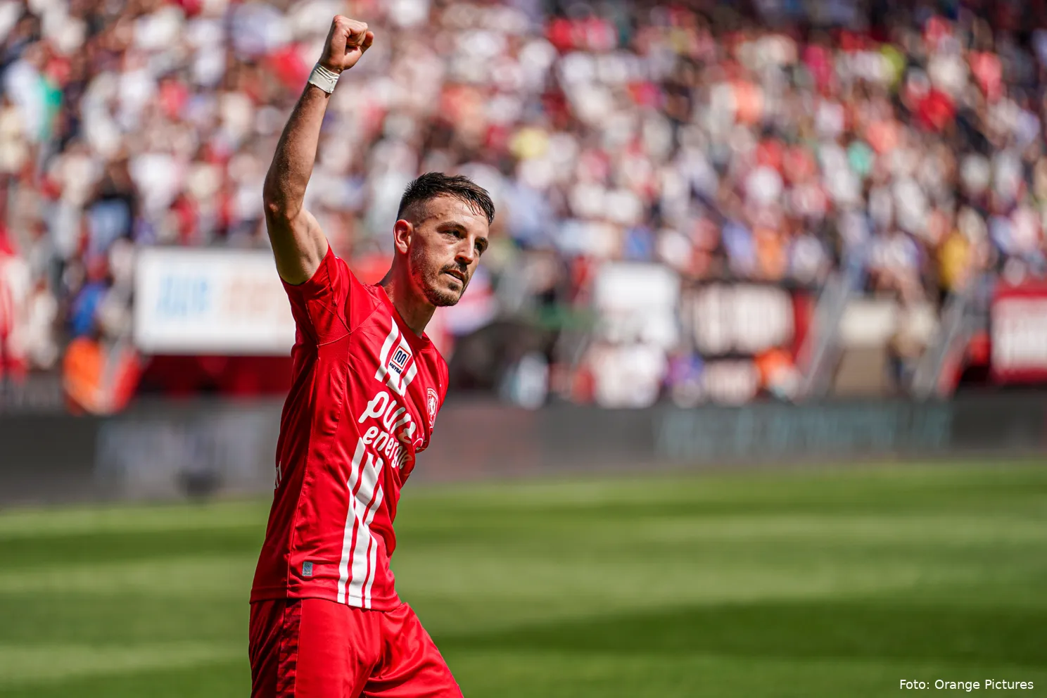 julio pleguezuelo juicht vuist in de lucht fc twente ajax 2022 2023