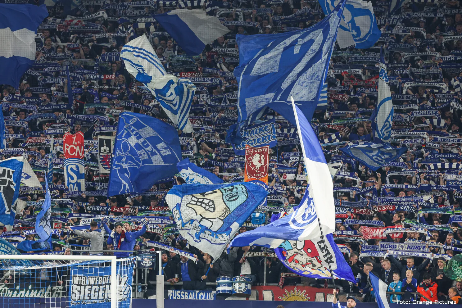supporters fc schalke 04 blauw met spandoek fc twente en 1 fc nurnberg 2022