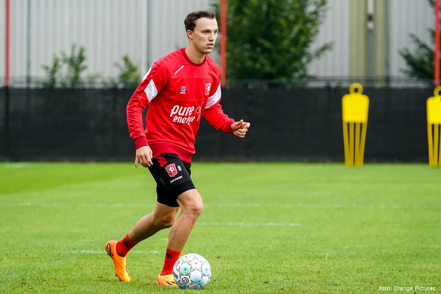 In beeld: Oosting, Regeer en Ünüvar debuteren op trainingsveld FC Twente