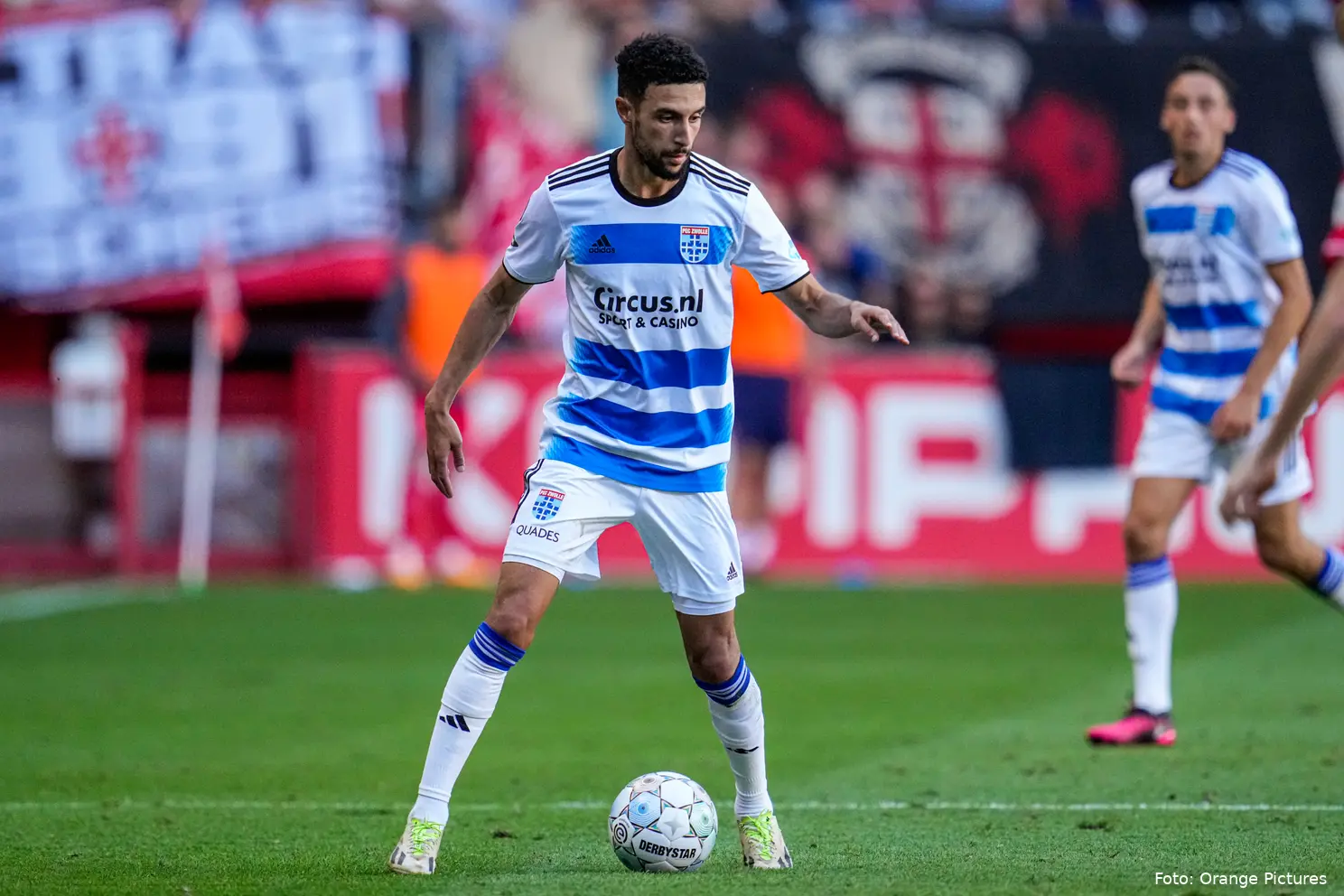 younes namli aan de bal fc twente pec zwolle 2023 2024
