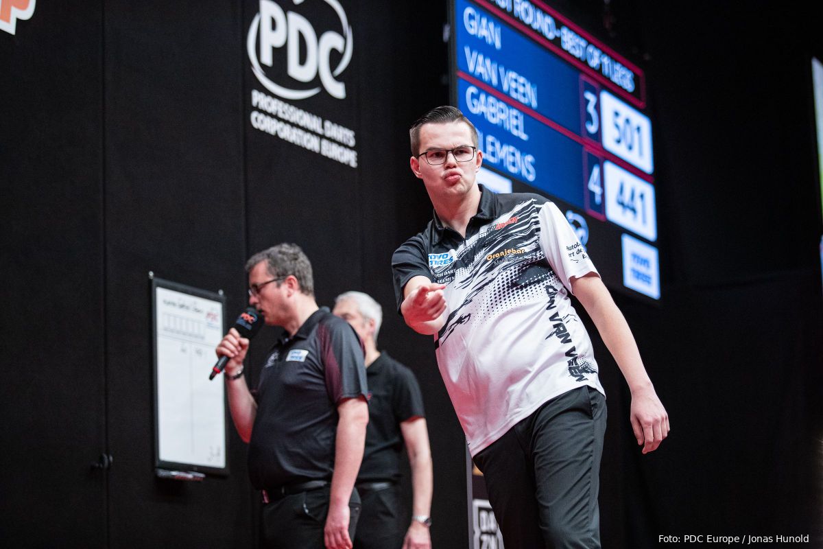 Van Veen en Kleermaker door naar ronde twee van de European Darts Grand Prix
