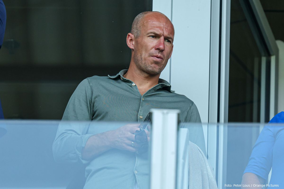 In beeld: Arjen Robben aanwezig in De Grolsch Veste bij FC Twente (v) - Ajax