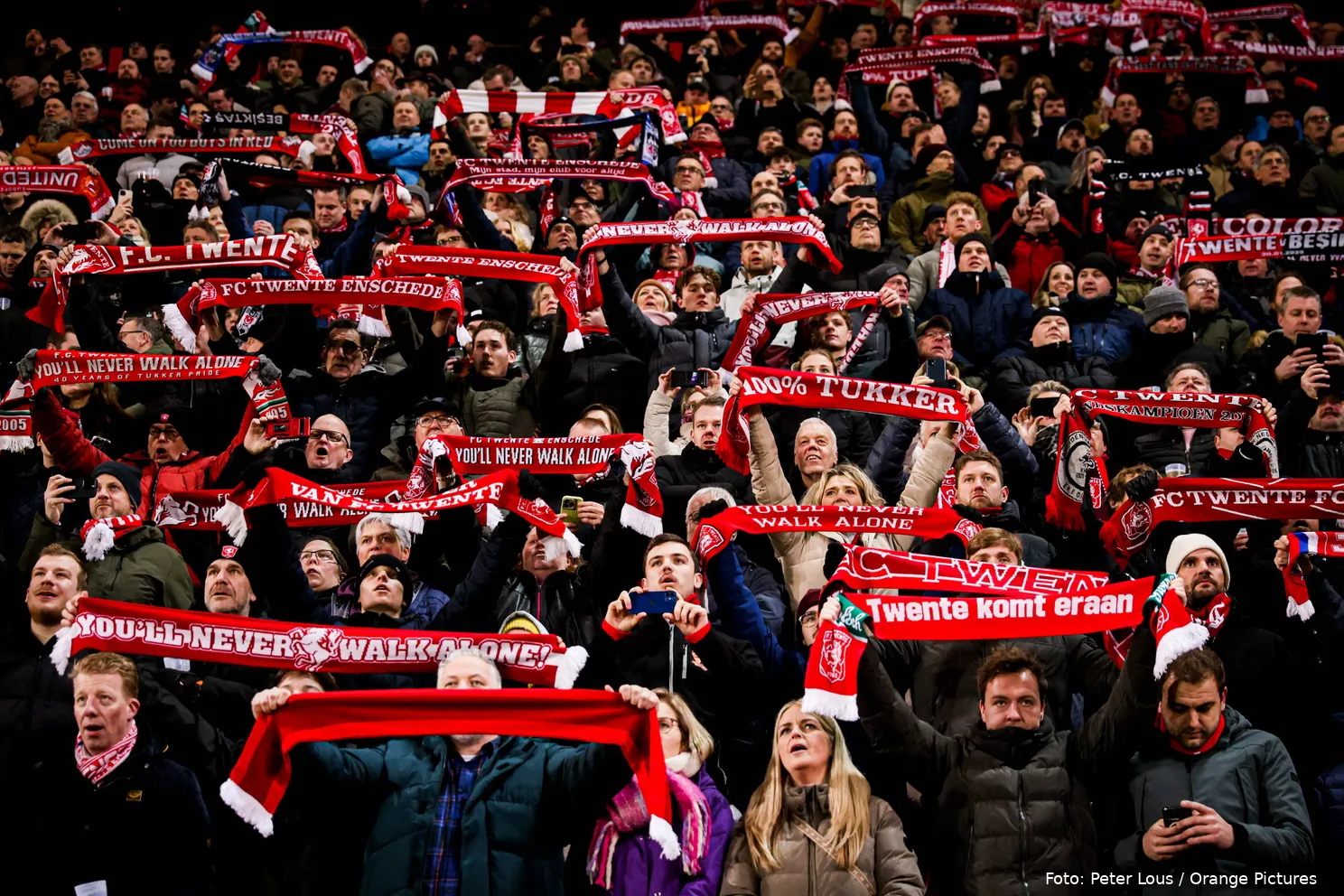 supporters fc twente sjaaltjes in de lucht youll never walk alone ynwa fc twente besiktas jk 2024 2025