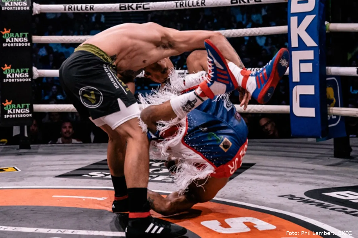 🎥 Bareknuckle boksers zwaar de fout in! 'Dit kan toch niet waar zijn'