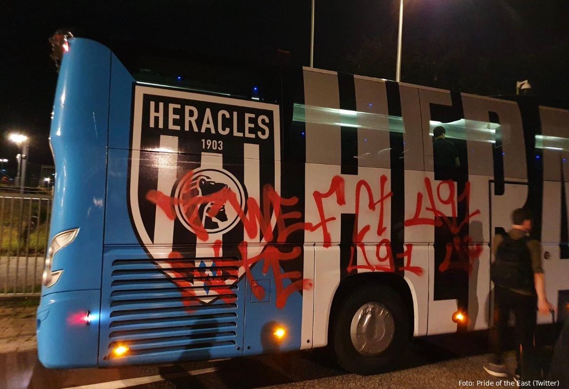 Foto: Spelersbus Heracles 'versierd' met FC Twente graffiti's