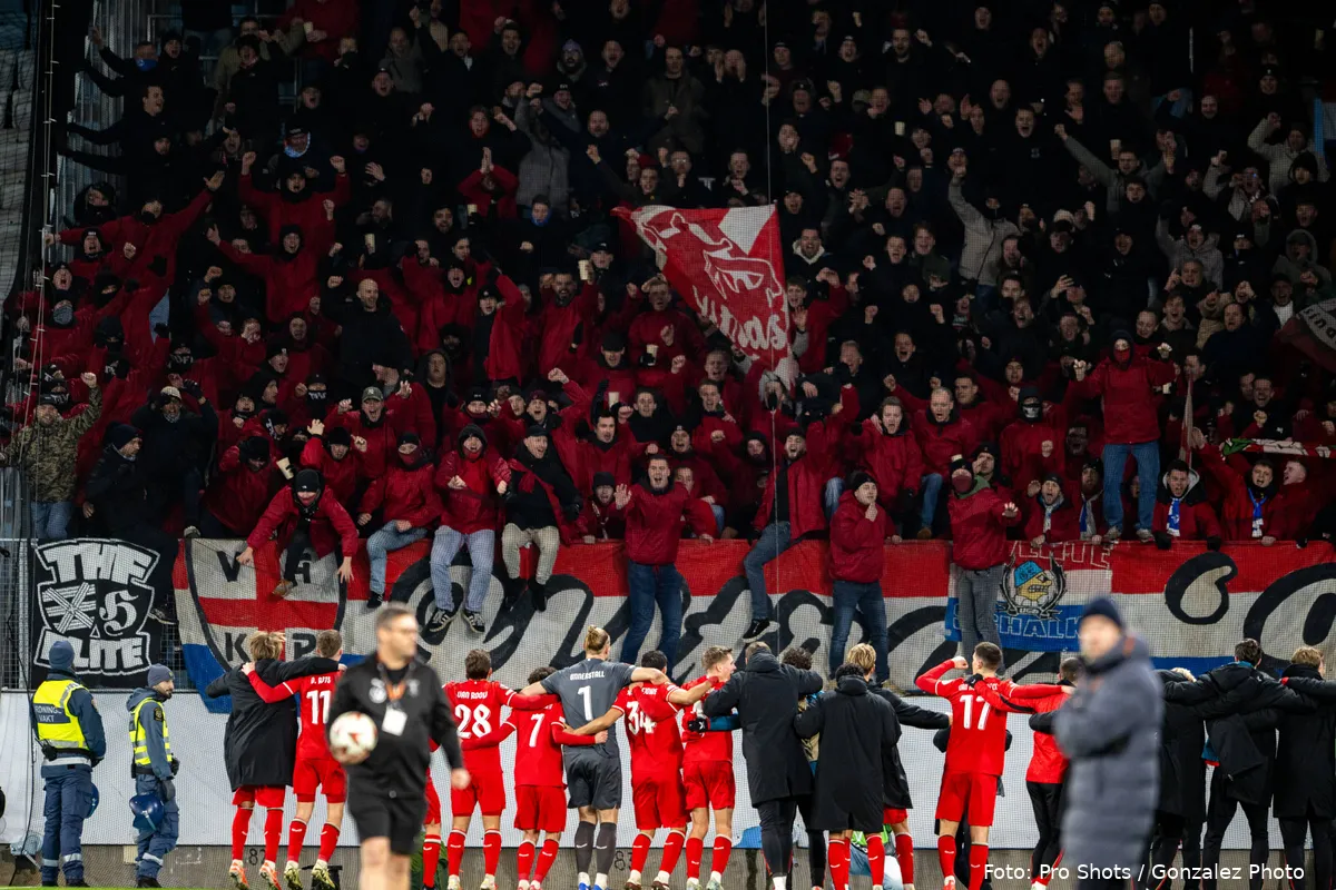 supporters spelers vieren feest na overwinning malmo ff fc twente europa league 2024 2025