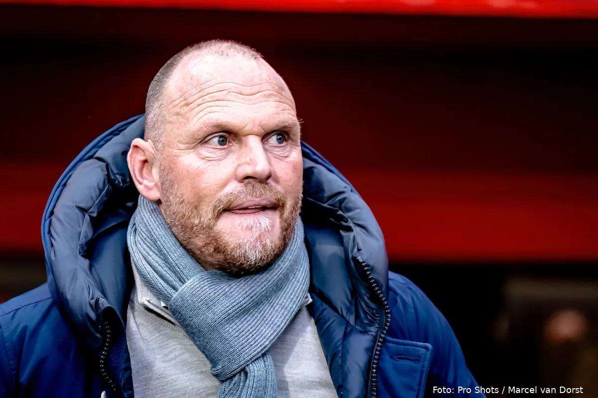 joseph oosting kijkt geconcentreerd op zij fc twente rkc waalwijk 2023 2024