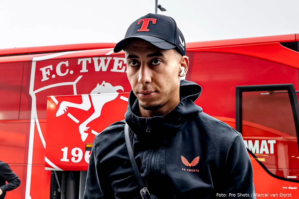 anass salah eddine aankomst spelersbus castore petje 2024 2025 ingezoomd