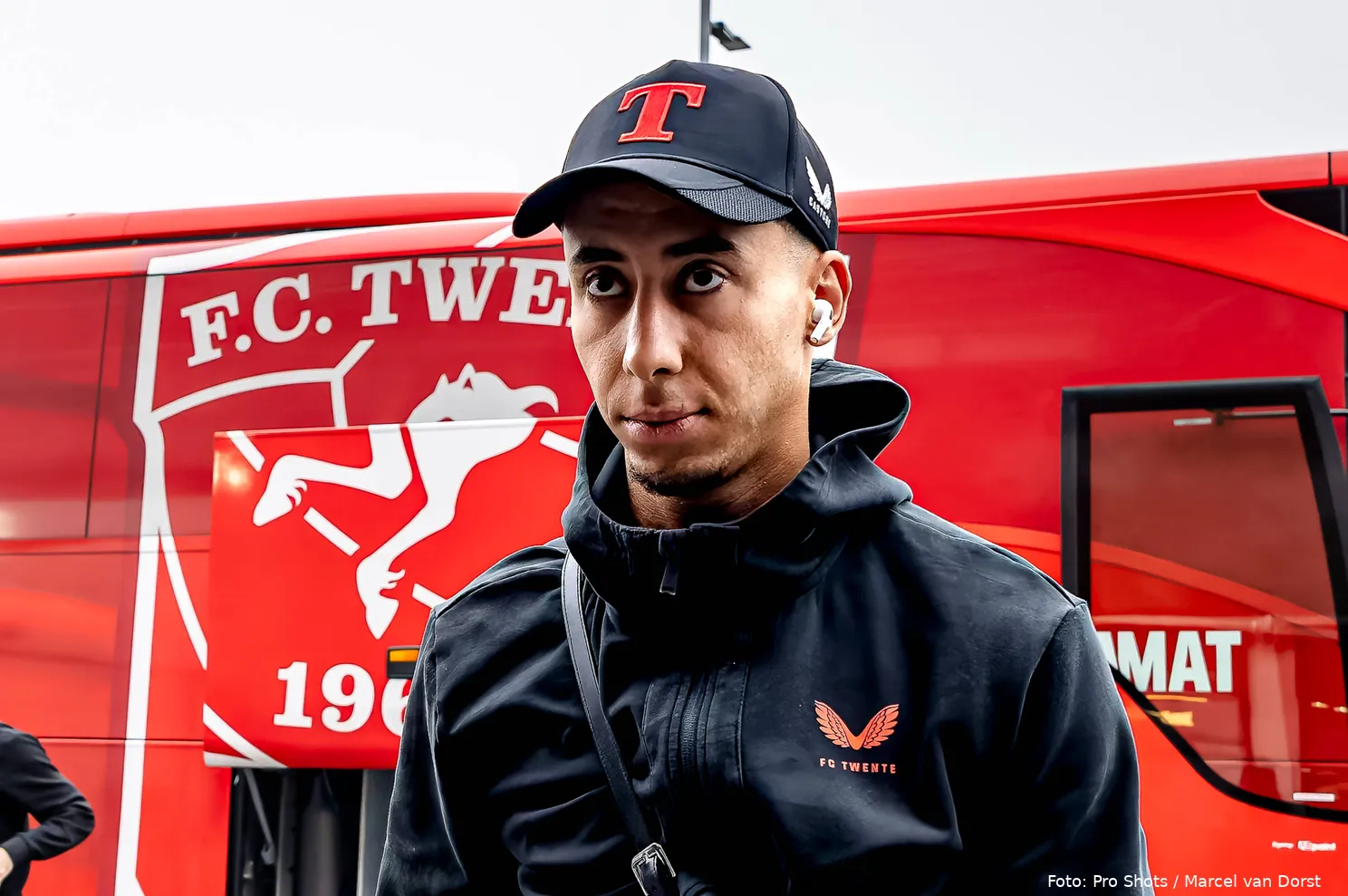 anass salah eddine aankomst spelersbus castore petje 2024 2025 ingezoomd