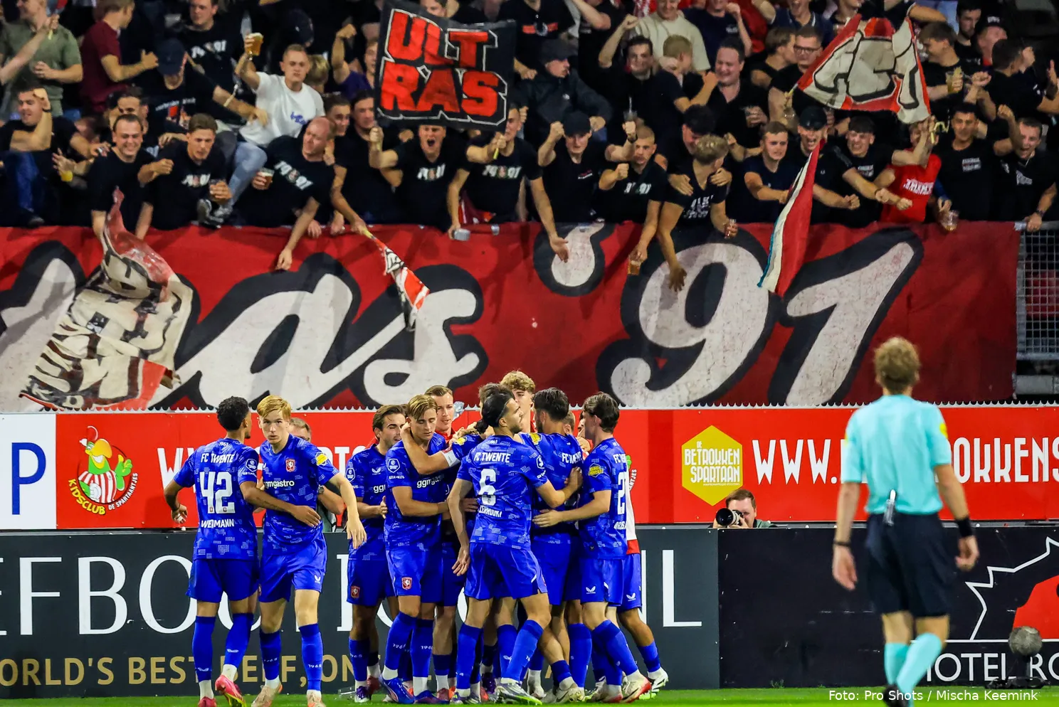 spelers-juichen-voor-uitvak-sparta-rotterdam-fc-twente-2025-2026