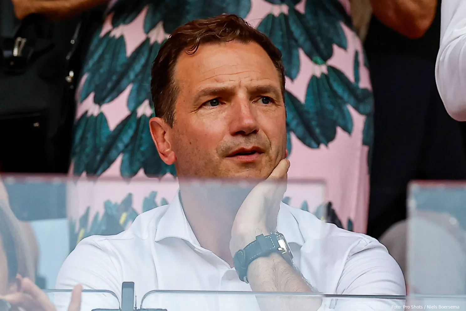 arnold bruggink bezorgd op tribune fc twente red bull salzburg champions league 2024 2025 ingezoomd