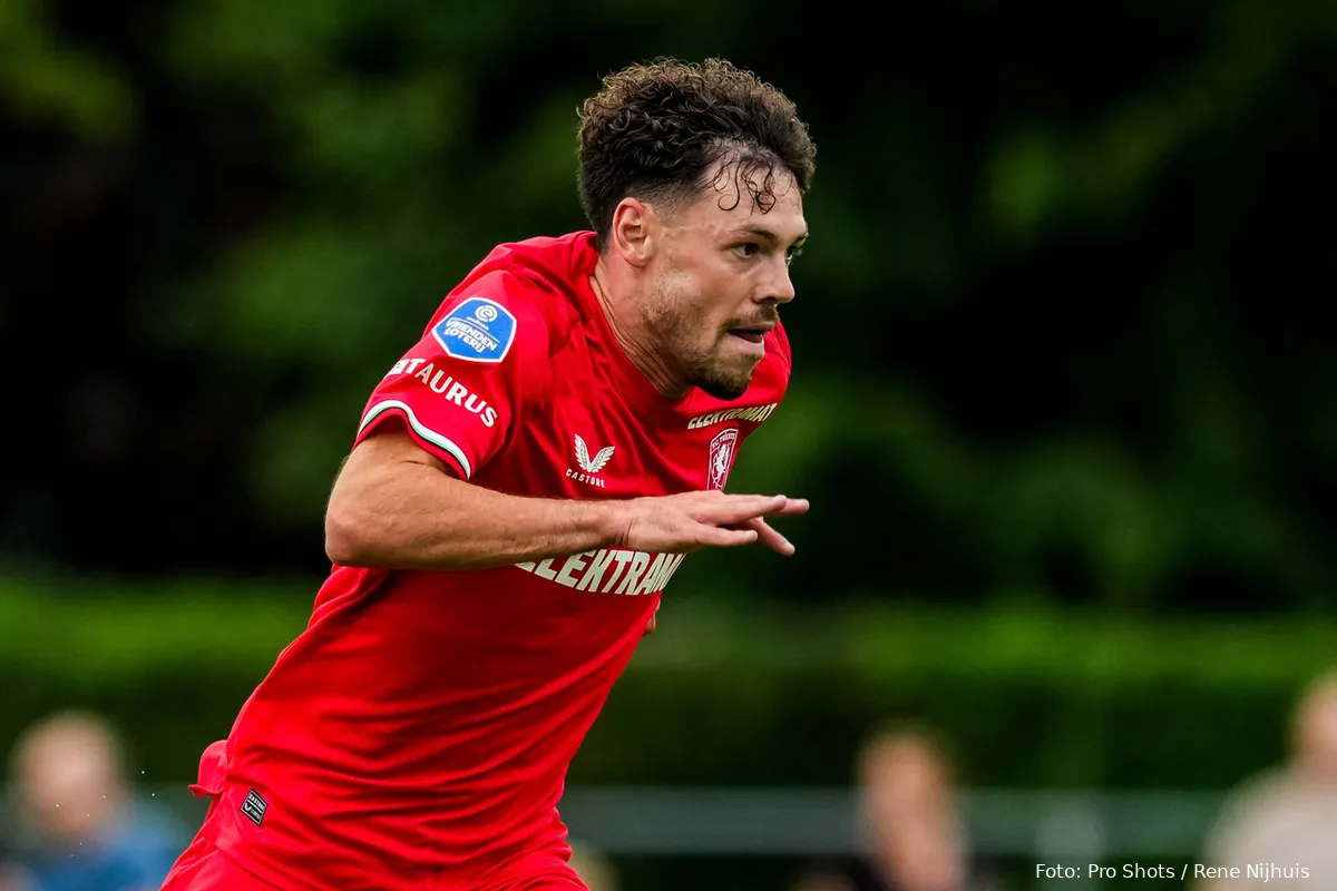 mitchell van bergen close up rennen met bal oefenwedstrijd dsvd fc twente voorbereiding 2025 2026