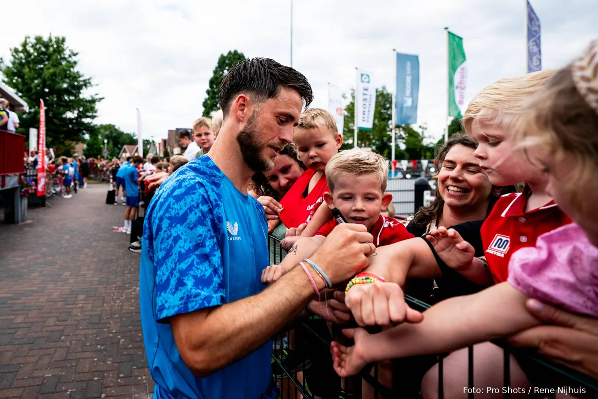 ricky van wolfswinkel handtekeningen uitdelen dsvd fc twente 2025 2026