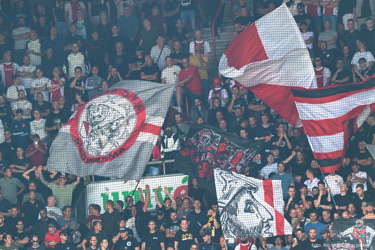 BIZAR: Ajax-fan in uitvak leest boek tijdens FC Twente - Ajax