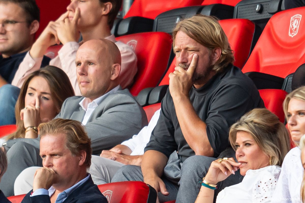 Schaamrood op de kaken bij Ajax na duizelig te zijn getikt door FC Twente
