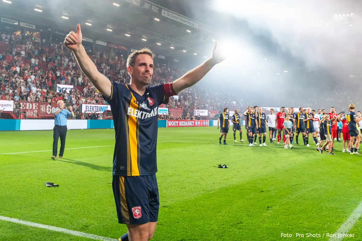 wout brama duimen naar supporters afscheidswedstrijd 2023 fotor 20230909105926