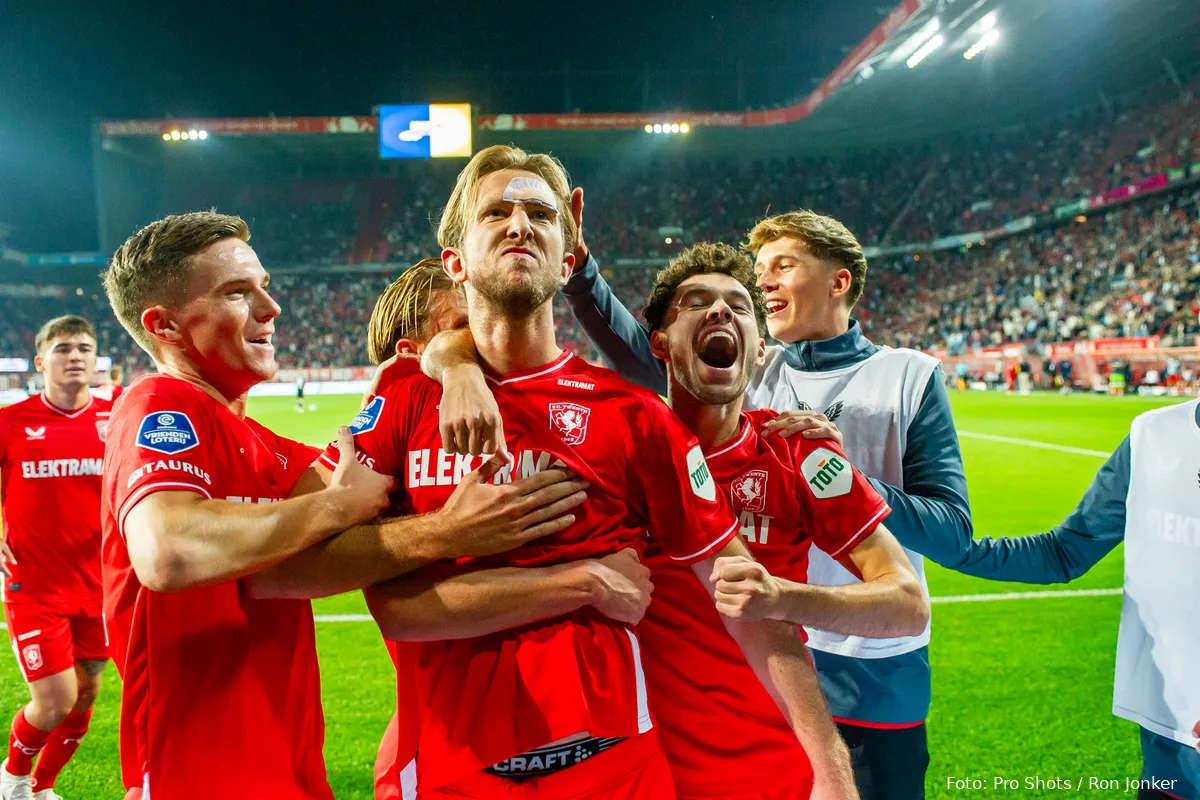 michel vlap daan rots mitchell van bergen juichen fc twente sc heerenveen 2023 2024