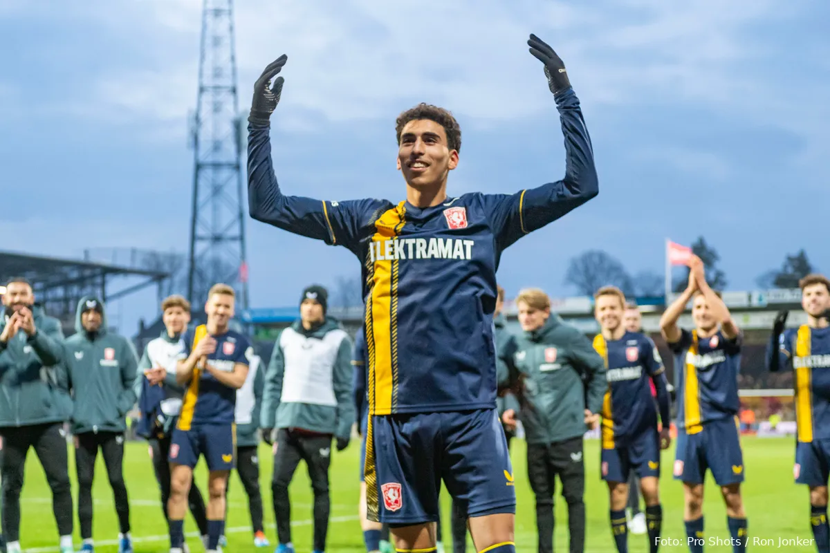 younes taha juicht voor supporters uitvak voor spelersgroep na go ahead eagles fc twente 2023 2024