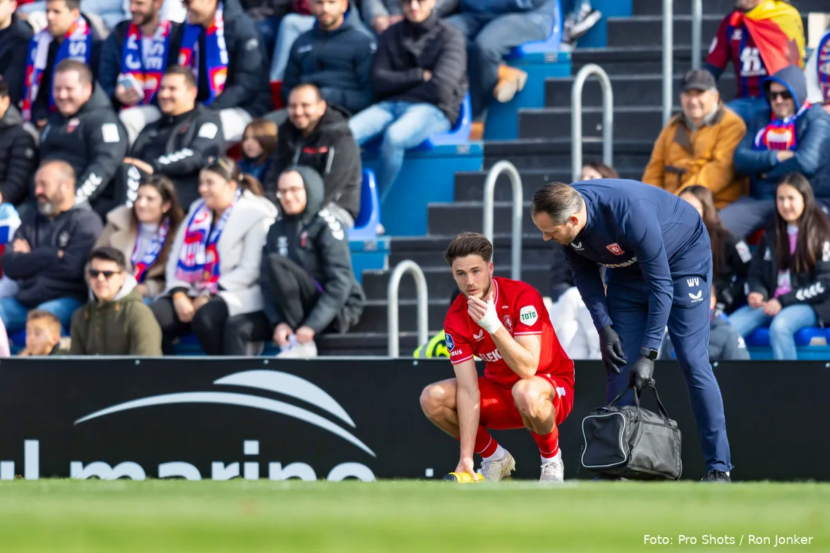 ricky van wolfswinkel door de hurken hoofdblessure oefenwedstrijd cd eldense fc twente 2023 2024