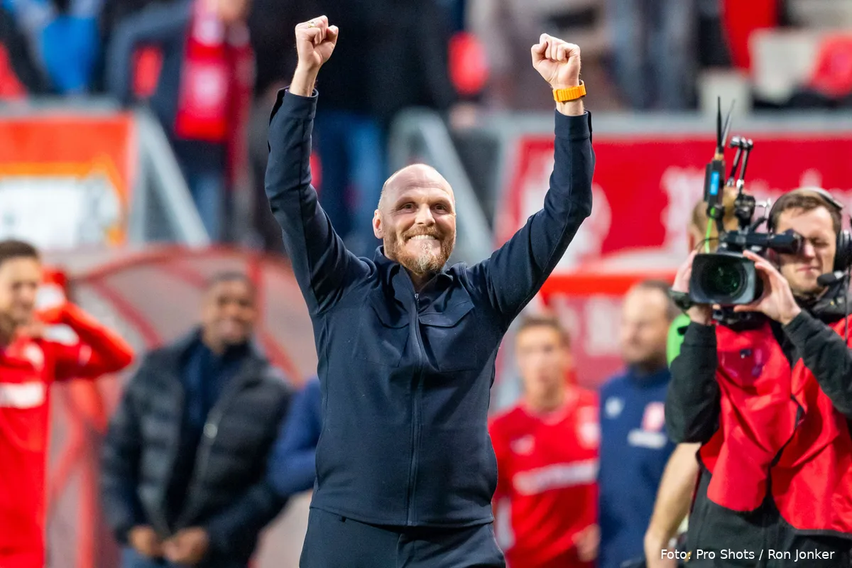 joseph oosting ingezoomd juichen voor supporters fc twente almere city 2023 2024