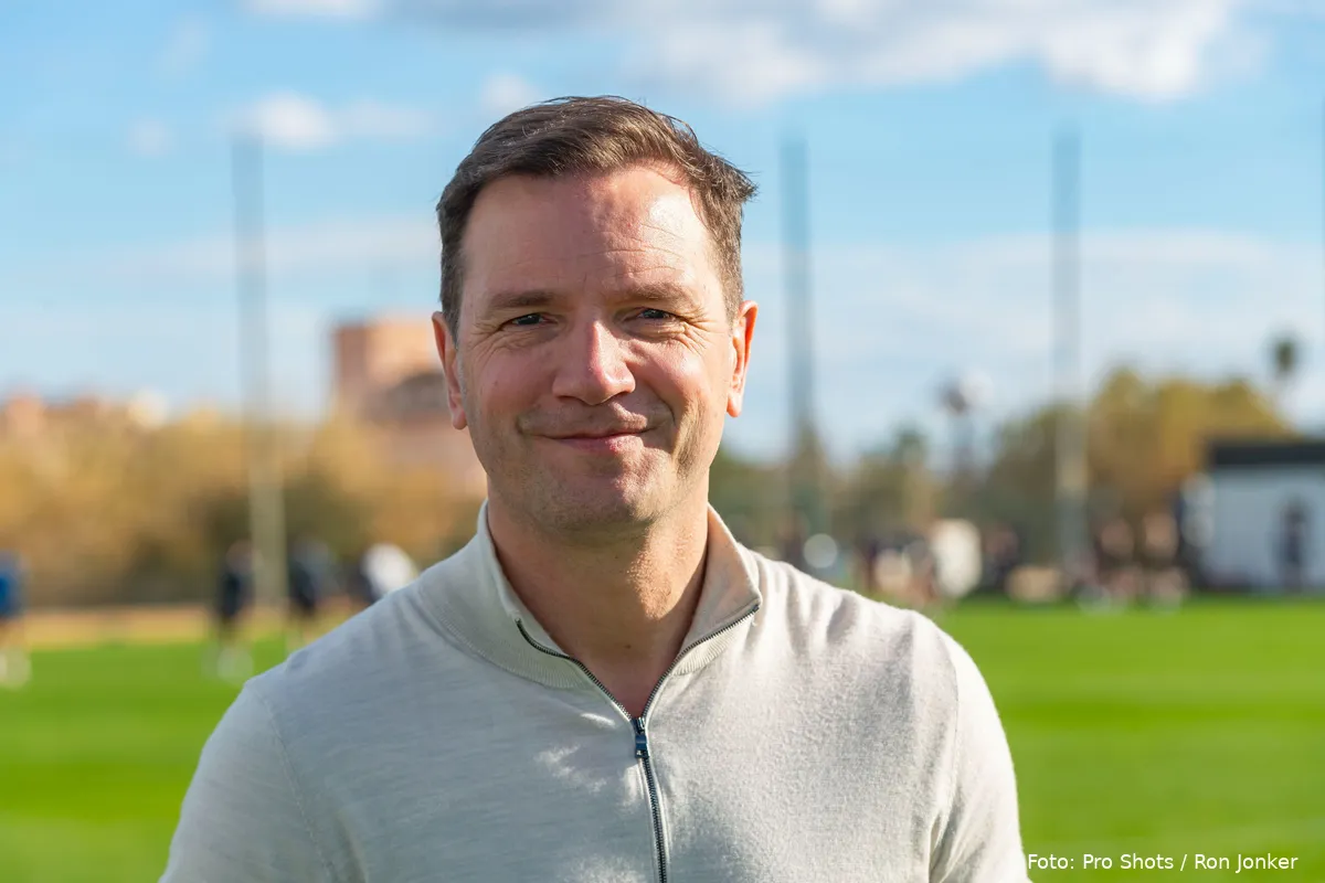 arnold bruggink lacht op trainingskamp oliva spanje 2024