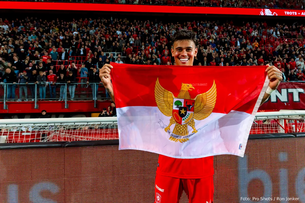 mees hilgers indonesie vlag voor vak p supporters fc twente