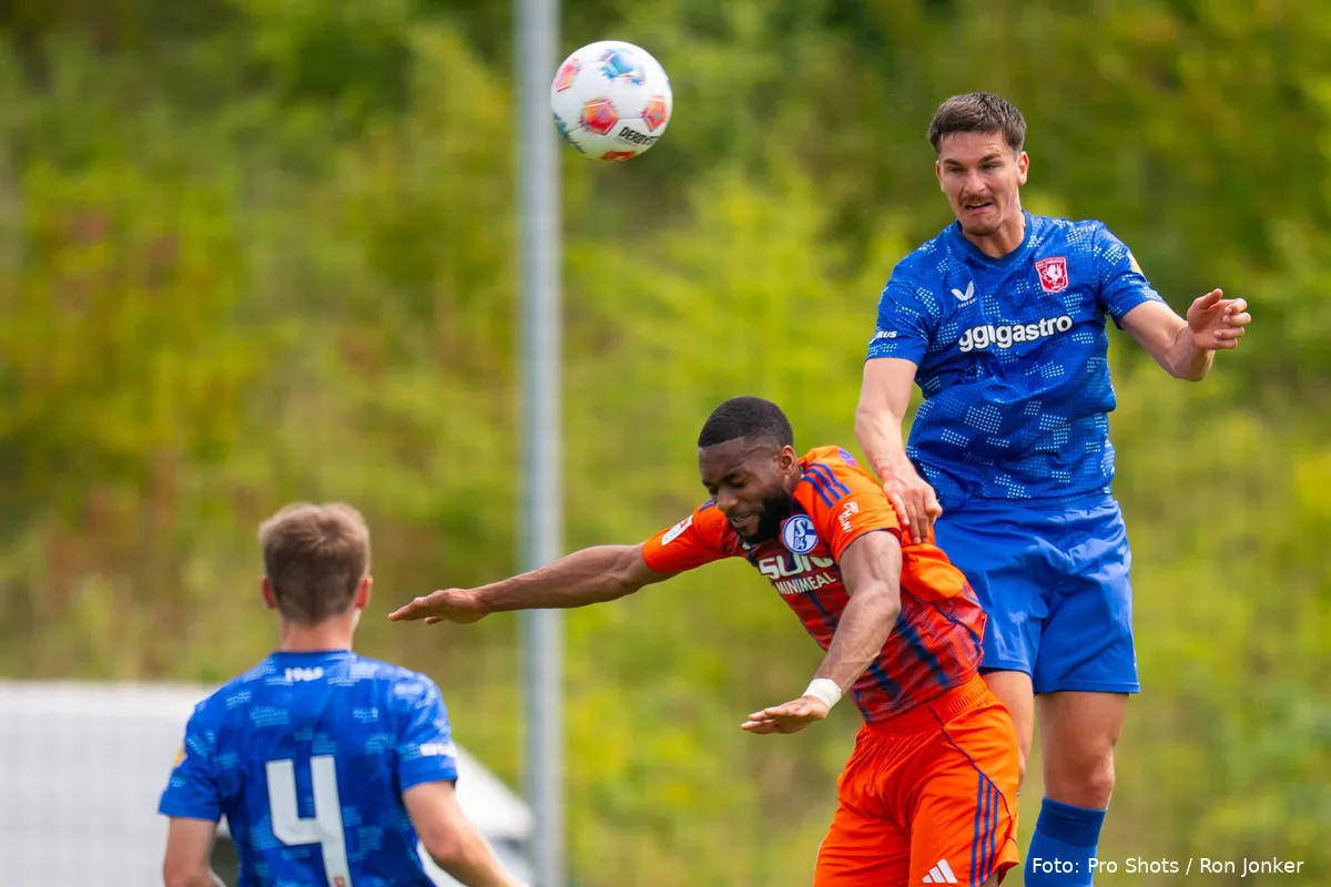 alec-van-hoorebeeck-springt-kopduel-fc-schalke-04-fc-twente-2025-2026