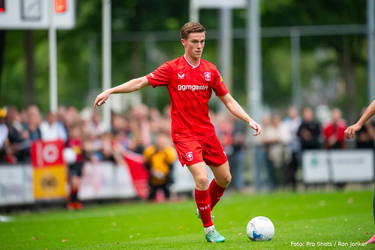 daan-rots-aan-de-bal-fc-twente-kaizer-chiefs-oefenwedstrijd-2025-2026