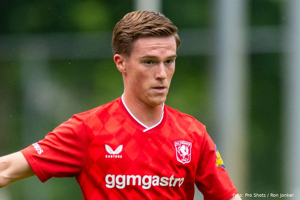 daan-rots-close-up-aan-de-bal-fc-twente-kaizer-chiefs-oefenwedstrijd-2025-2026