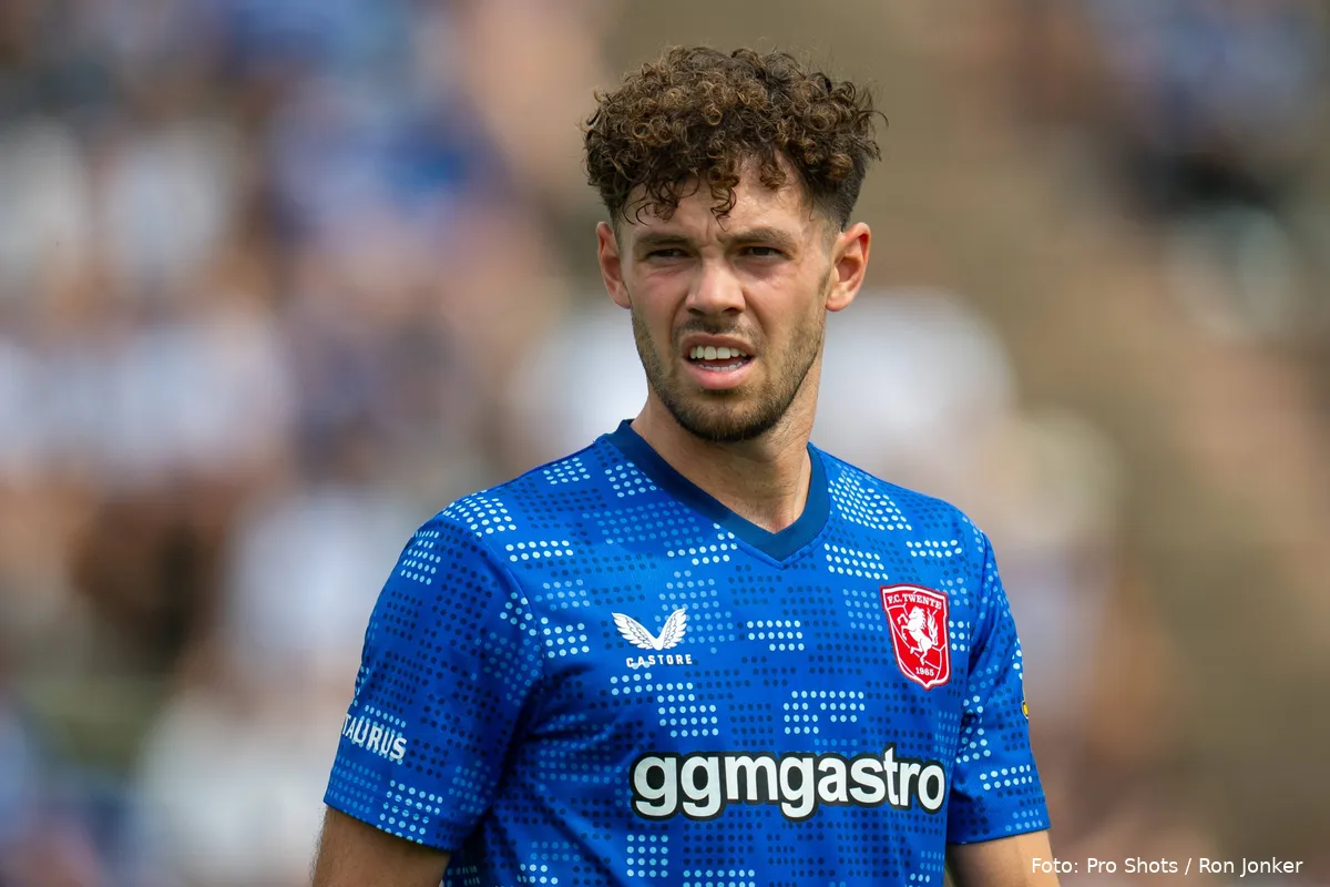 mitchell-van-bergen-kijkt-fc-schalke-04-fc-twente-2025-2026