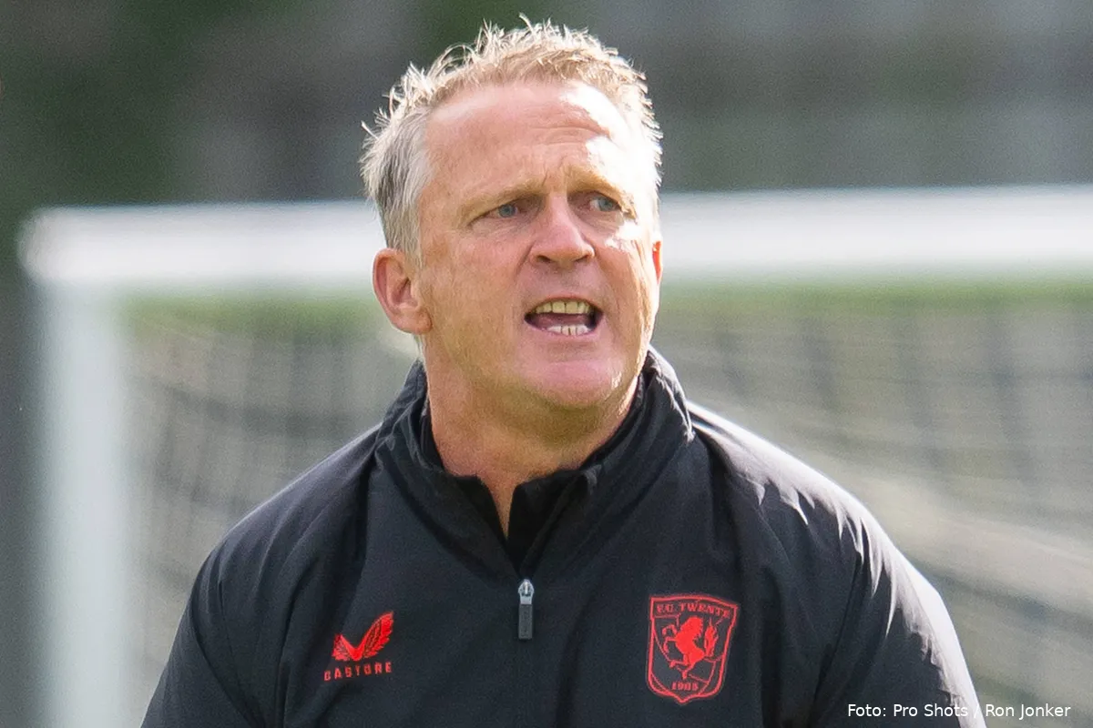 john-van-den-brom-close-up-trainer-zweept-handen-klappen-eerste-training-fc-twente-2025-2026